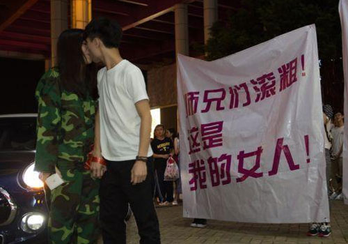 90后CEO求婚大一新生 多辆豪车现场奏乐