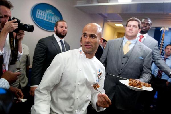 曾和美国第一夫人米歇尔合推对抗肥胖运动的前白宫厨师卡斯。（图片来源《法新社》）