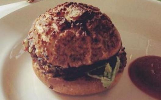 厨余做的汉堡。（图片来源：推特）