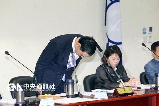 朱立伦鞠躬致歉称临时全代会是“救亡图存时刻”