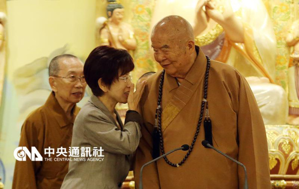 然而，后来看到国民党大佬“挺柱”不积极，他感到“惊讶不已”。再后来，“卡洪”升级为“换柱”，国民党中常会决议召开临全会“拔柱”，这位拥有71年国民党党龄的老党员不禁感叹：“亡党的时间不远了，因为这是搞分裂啊！”