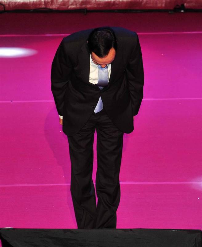 国民党临全会17日登场，党主席朱立伦上台致辞时，先以三鞠躬，向全体党员同志及立法院副院长洪秀柱致歉。（刘宗龙摄）