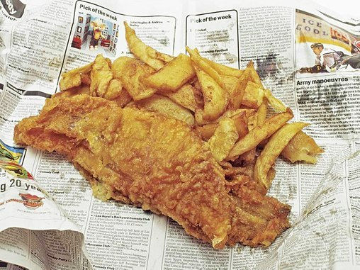 英国美食炸鱼薯条，过去常用报纸包装，可边吃炸鱼边看新闻。