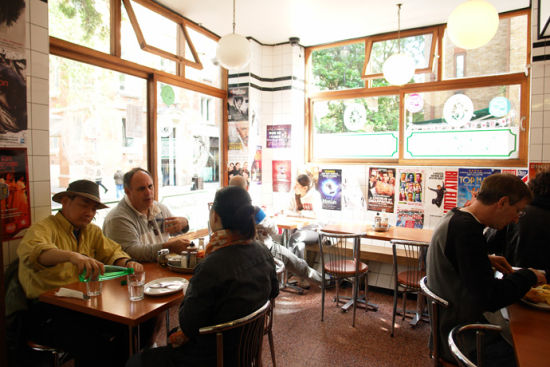 一家最古老的炸鱼薯条店‘Rock & Sole’，店内还是保留着往昔的特色，白瓷砖、水泥地……简陋却传统。