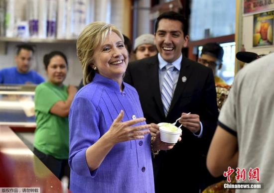 当地时间2015年10月14日，美国拉斯维加斯，美国总统候选人希拉里造访当地一个冰激凌店，在州议员Nelson Araujo陪同下吃冰激凌。