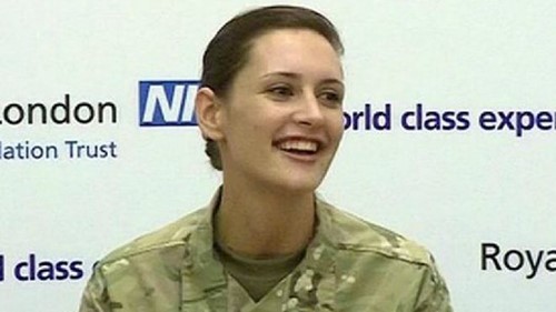 图为被中国药物治愈的英国女护士安娜·克罗斯