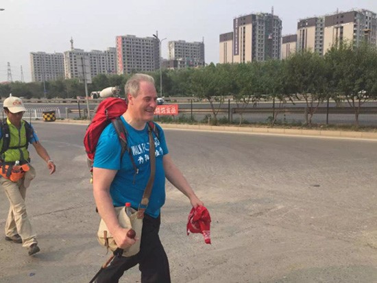 麦克·贝茨勋爵在北京酷暑高温下健步行走