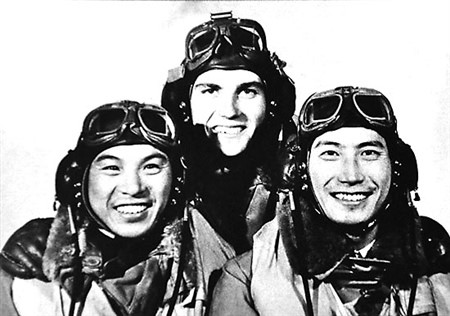 在英国航母上参加舰载机飞行员训练的中国海军学员楚虞璋（左）和谢立和（右）