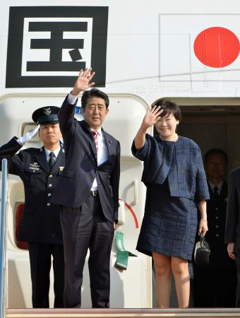 安倍携夫人启程出访中亚
