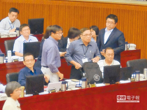 台北官员被指“好大官威”气得辞职柯文哲致歉