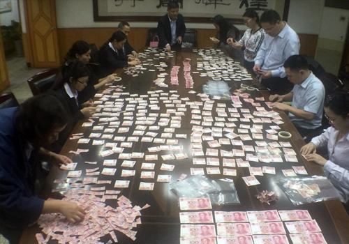 四川13银行员工挑灯夜战拼4万多元碎钞