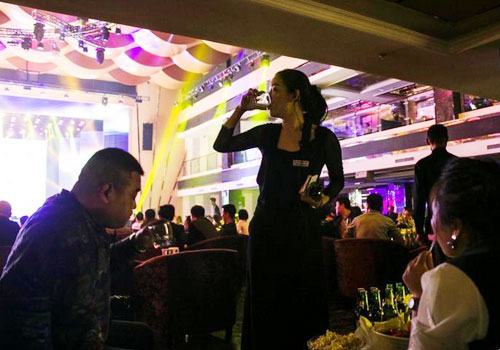 夜幕下娱乐场所的美女营销总监