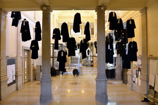 法国律师罢工挂数十件空荡律师袍抗议场面壮观（图）