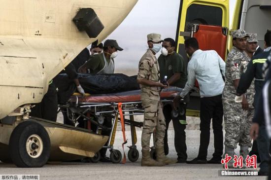 当地时间2015年10月31日，护理人员在埃及苏伊士运河附近的Kabret空军基地将俄罗斯客机空难遇难者遗体装上军机。