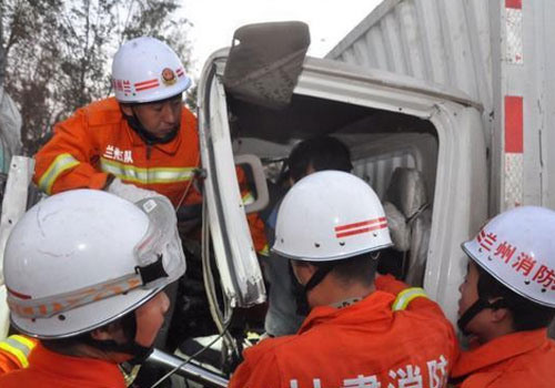 高速路应急车道被占 消防员奔跑8公里救援