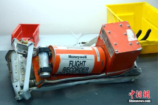 当地时间11月2日,根据媒体报道,在埃及西奈半岛失事的俄罗斯客机的黑匣子进行分析的调查委员会的初步结论是,飞机没有受到外部攻击或导弹袭击,飞机在从雷达上消失之前驾驶员也没有发出求救呼号。消息人士拒绝透露进一步的细节,但是表示目前的结论都是根据飞机残骸中找到黑匣子的初步分析。 视觉中国