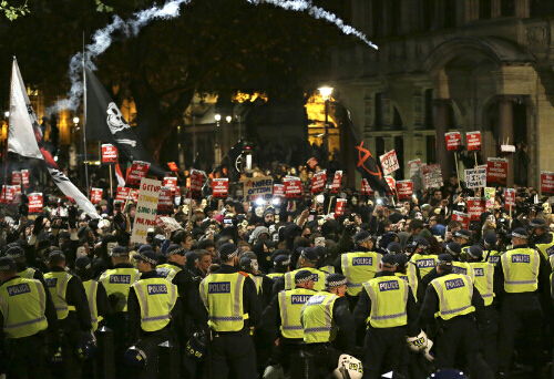 伦敦爆发反资本主义游行 打砸商店烧警车