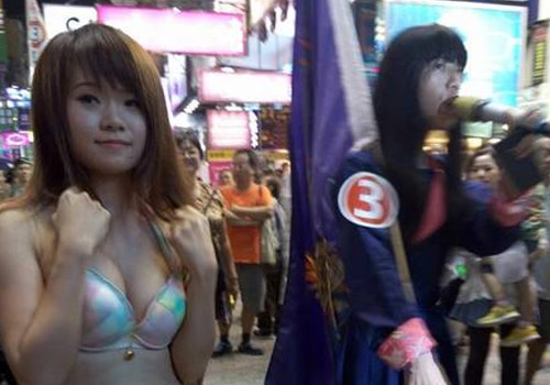 男子为当选议员 请比基尼女郎表演