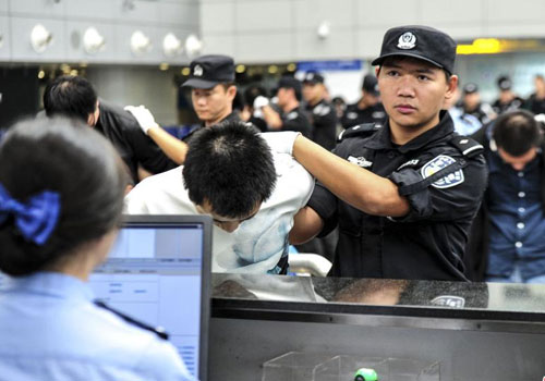 282名警察赴海外押回254名诈骗犯