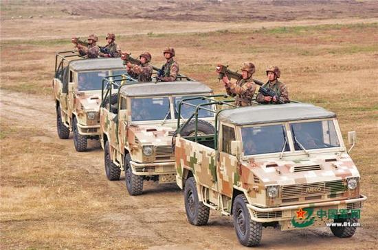 资料图：解放军战士利用车辆进行便携式防空导弹的集群发射。