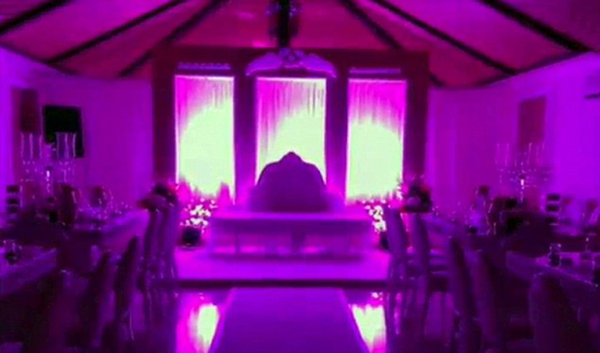 在沙特达曼市监狱举行的婚礼仪式上装饰粉红色彩灯。（网页截图）