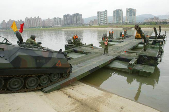 金门装甲车掉进湖里，军方派出大量人员搜救。联合新闻网 记者蔡家蓁/摄影