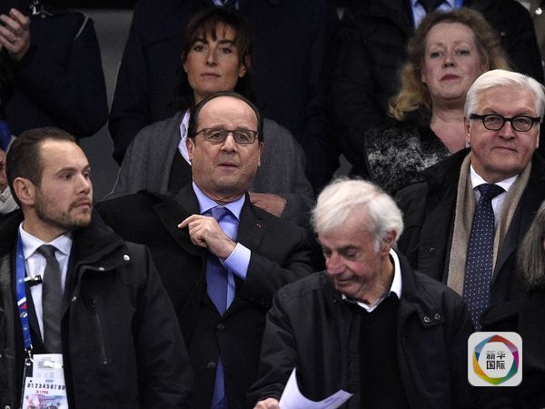 　　法国总统奥朗德（二排左）与德国外长施泰因迈尔一起观球。（图片来源：新华/法新）