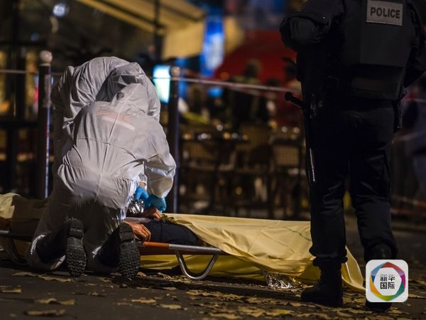 　　调查人员查看着遇难者遗体。（图片来源：新华/美联）