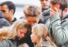 大公社评：夜巴黎腥风血雨 港人居安要思危