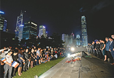 添马公园烛光悼死难 特首：港坚定支持法人民