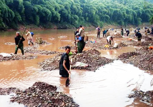 四川上演“疯狂的石头”