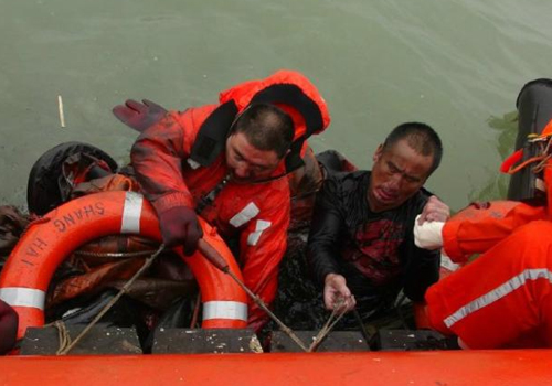 连云港附近海域一货船沉没 5人获救
