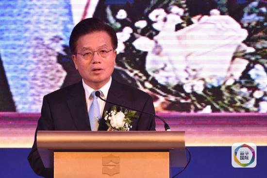 中国驻泰大使宁赋魁在论坛发表讲话，驳斥“中国要求开放权”的说法。(新华社记者李芒茫摄)