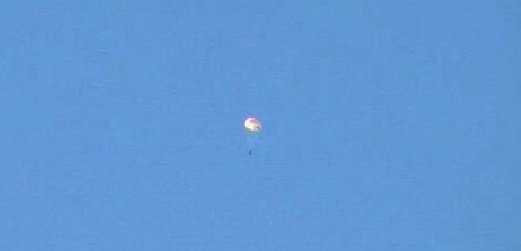 跳伞的俄军飞行员