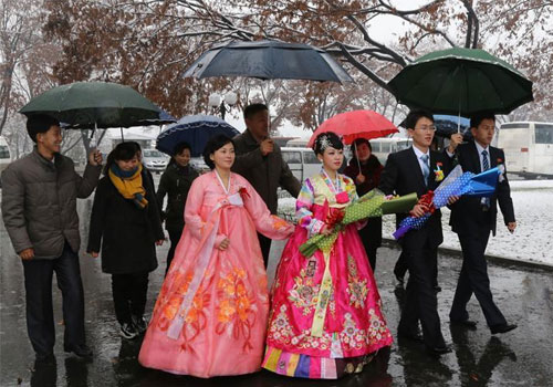 平壤迎来今冬初雪 市民拍照扫雪忙