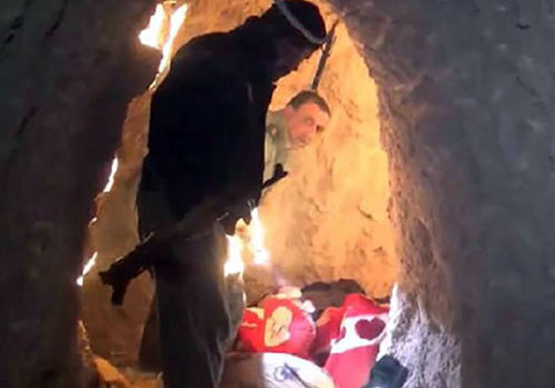 外媒曝光IS地下巢穴 军火箱散落