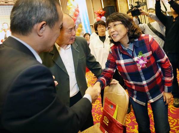 王如玄出席“家扶协会”餐会，受到支持者热烈欢迎。（图片取自台媒）