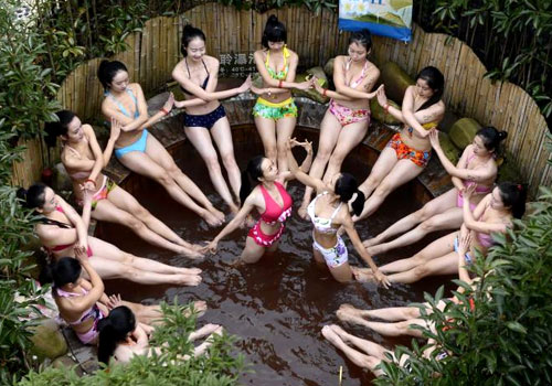 美女穿比基尼在温泉内练瑜伽