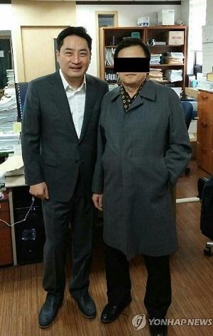 康容硕（左）和李某（韩联社）