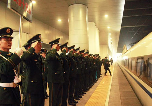 天安门国旗护卫队送别退伍老兵