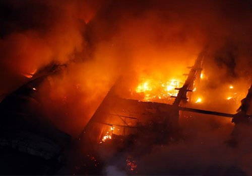 上海一粮油批发市场突发火灾 火势凶猛