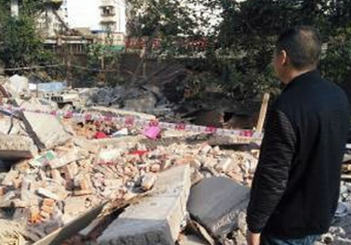 老人外出旅游房子遭铲平 开发商称拆错了