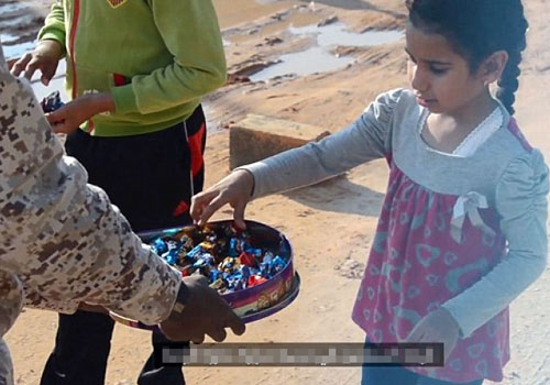 IS给当地小孩发糖庆祝巴黎恐袭