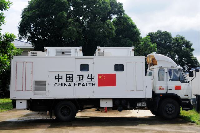 塞拉利昂是西非受埃博拉疫情影响最严重的国家之一，自2014年7月底以来一直处于全国紧急状态。目前随着疫情逐步缓解，首都弗里敦呈现出社会复苏的景象。这是2015年8月7日在弗里敦中塞友好医院拍摄的中国移动生物安全三级实验室车辆。（新华社记者林晓蔚摄）