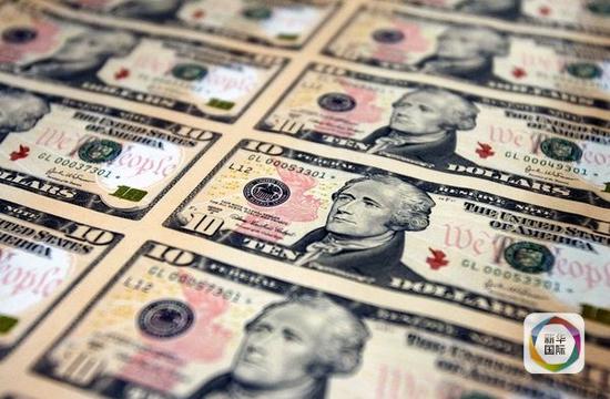 2006年3月2日，美国新版10美元钞票正式发行。（新华社记者吕明响摄）