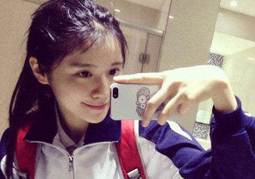 广东18岁女高中生晒自拍 获赞最萌校花