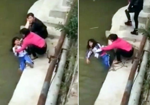 女孩疑因成绩差 被母亲推入河中训斥