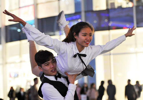 俊男靓女南昌街头热舞玩“快闪”