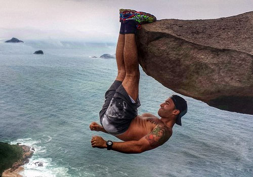 倒挂悬崖照被揭穿 众多游客涌入景点模仿