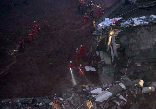 深圳山体滑坡连夜搜救现场